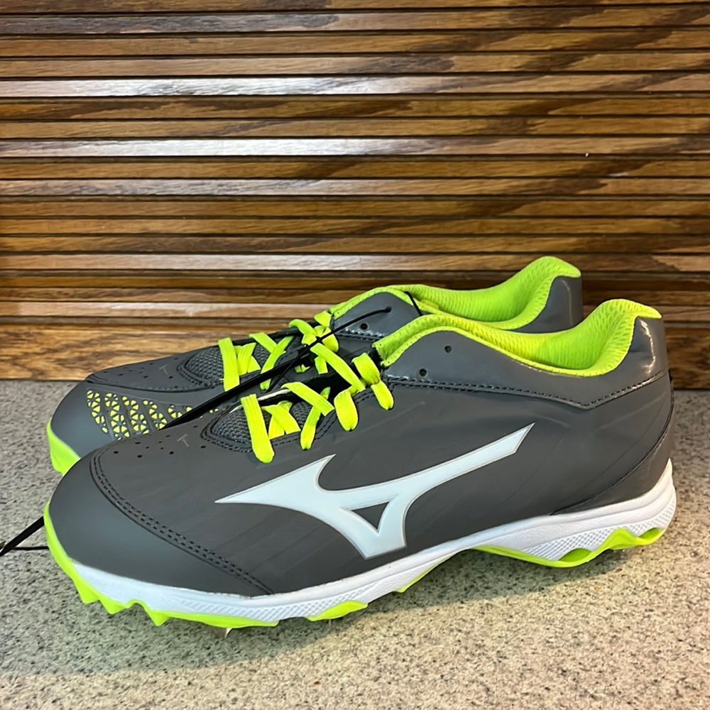 Mizuno Spike Advanced Sweep 3 Women’s Metal Softball Cleats Gray White